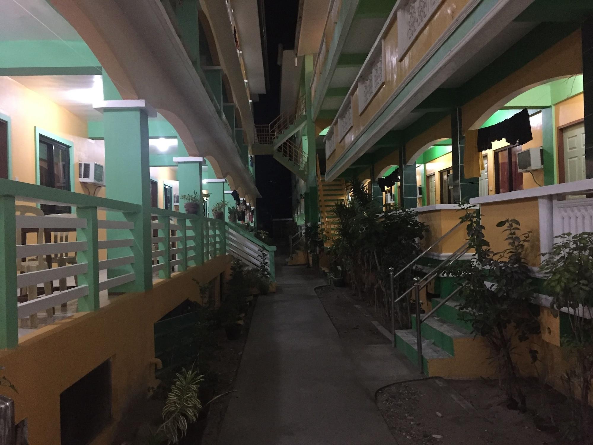 White Beach Hotel Puerto Galera Powered By Cocotel Экстерьер фото