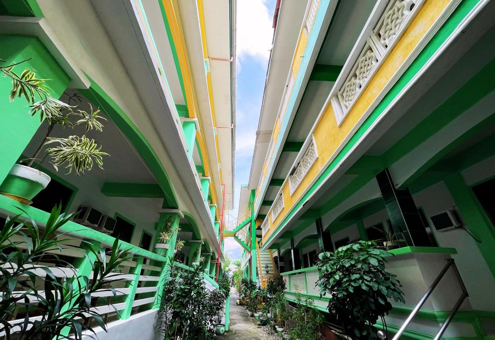 White Beach Hotel Puerto Galera Powered By Cocotel Экстерьер фото