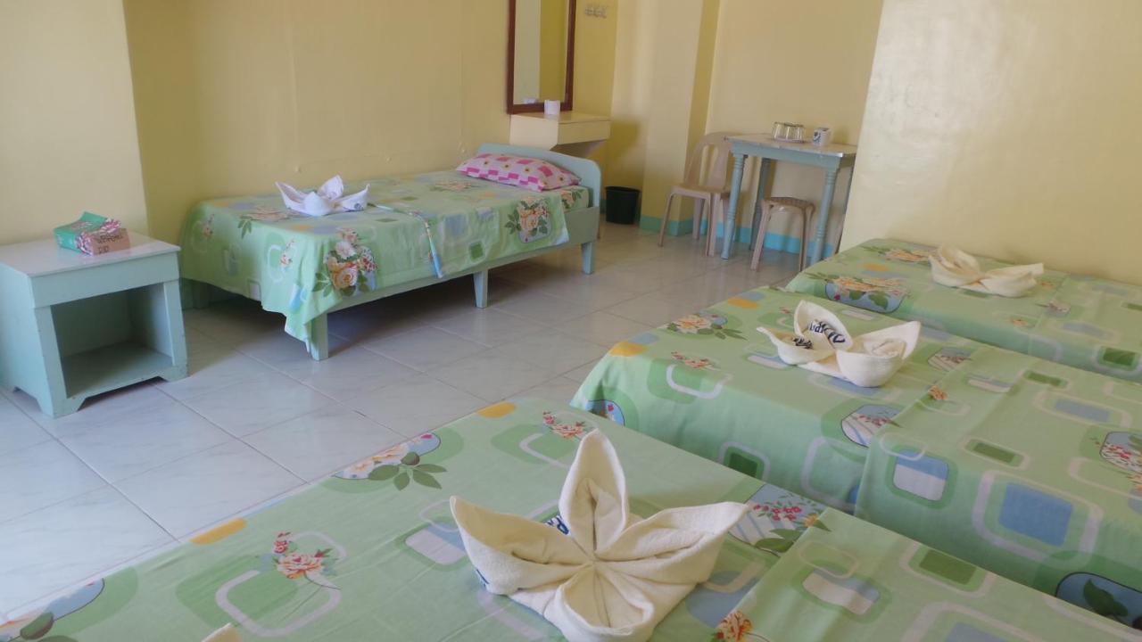 White Beach Hotel Puerto Galera Powered By Cocotel Номер фото